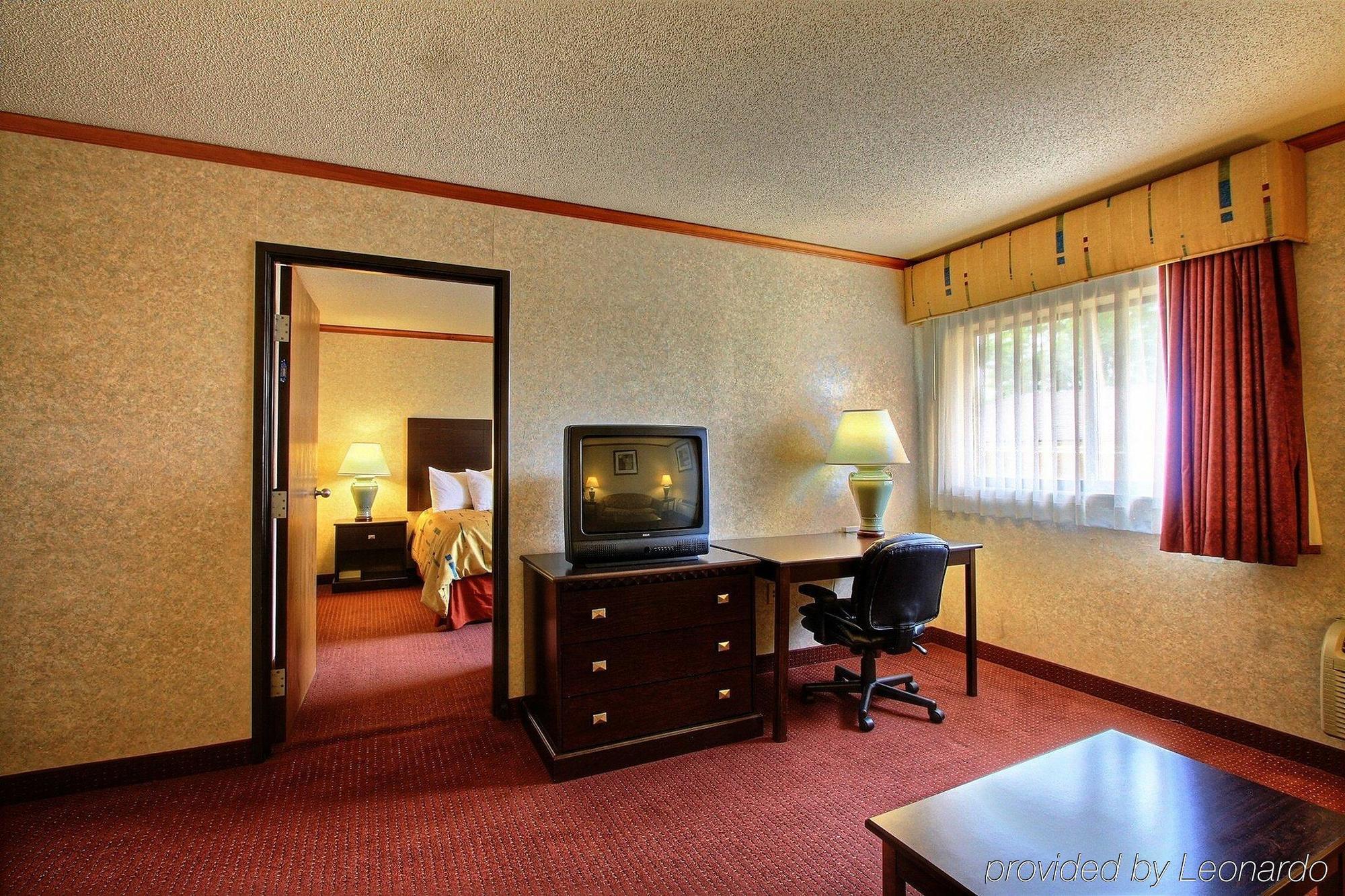 Days Inn & Suites By Wyndham Madison Heights Mi Habitación foto