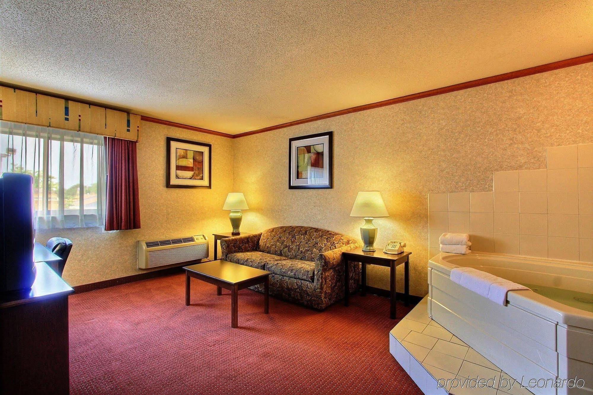 Days Inn & Suites By Wyndham Madison Heights Mi Exterior foto