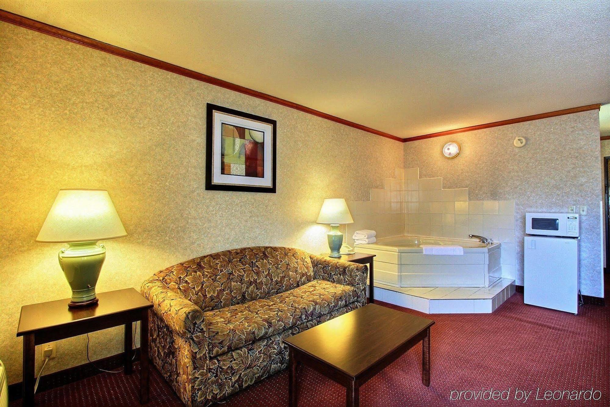 Days Inn & Suites By Wyndham Madison Heights Mi Exterior foto